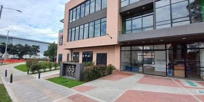 Apartaestudio en arriendo está ubicado en el barrio Los Monjes, estrato 3, y cuenta con 29 metros cuadrados distribuidos en sala-comedor, una alcoba con cortinas blackout y un clóset, cocina integral con estufa eléctrica, un baño y zona de ropas. El inmueble tiene pisos en laminado y cerámica y cuenta con garaje comunal. El edificio ofrece excelentes amenidades como ascensor, vigilancia, gimnasio, zona de niños y vista panorámica. Se encuentra en una zona de gran conectividad, con acceso a importantes vías como la Calle 26, Carrera 86, Avenida Ciudad de Cali, Calle 63 y Avenida La Esperanza. Para más información, comuníquese con el ejecutivo comercial Daniel Torres al 3150773642 o al correo daniel.torresinmobiliariasaliadas.com