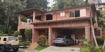 Hermosa casa en unidad exclusiva ubicada en el sector de la Cola del Zorro, a pocos pasos de la Transversal Superior. Con 300 m construidos y 486 m de lote, esta propiedad de dos niveles ofrece espacios amplios, modernos y con excelente iluminación natural. Dispone de 3 habitaciones, cada una con baño y vestier, y la principal con dos vestiers, jacuzzi y sauna en el baño principal. Además, incluye alcoba y baño de servicio. En el área social encontrarás sala, comedor, cocina abierta, balcón y un jardín muy amplio en la parte posterior, ideal para el disfrute familiar. La casa también cuenta con un estudio independiente, que puede funcionar perfectamente como cuarta habitación según la necesidad. Incluye parqueadero doble paralelo y está ubicada en una unidad exclusiva que ofrece privacidad, tranquilidad y una ubicación estratégica.