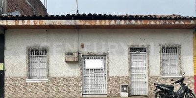 Alquiler de Casa en el Barrio Obrero – Ubicación Estratégica y Comercial ¡Disponible para arriendo en una de las zonas más dinámicas del Barrio Obrero!
Casa ubicada sobre vía principal, diagonal al Centro de Salud, con alto flujo vehicular y peatonal, ideal para vivienda, negocio, oficinas, consultorios o emprendimientos. Características:  4 habitaciones, 2 baños, Amplio patio interior techado, Cocineta, Espacios ventilados e iluminados, Excelente exposición, para cualquier actividad, A solo pasos de la Calle de la Salsa y del nuevo Boulevard de la Salsa, corredor cultural y patrimonial que impulsa el movimiento turístico y comercial del sector., Zona con gran afluencia de público y transporte constante. Separa tu cita y conoce esta excelente opción para tu proyecto