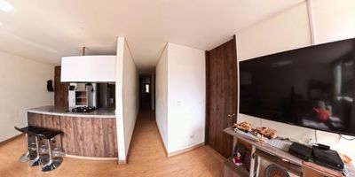 Descubre un lugar donde comodidad, bienestar y ubicación se unen en un solo espacio. Este apartamento de 93M² en un primer piso, ubicado en uno de los conjuntos más estratégicos de Chía, es esa oportunidad que rara vez aparece… y que muchos quisieran encontrar.

Imagina vivir a pocos minutos de las zonas comerciales más importantes, con acceso rápido a Centro Chía, supermercados, restaurantes y todo lo que facilita tu día a día. Ahora suma a eso un precio realmente accesible para la zona… y entenderás por qué esta propiedad es tan especial.

El apartamento ofrece tres habitaciones, estudio, dos baños, amplia sala-comedor y una terraza privada de 30M² adicionales que transforma tu hogar en un espacio perfecto para reuniones, mascotas, plantas o simplemente para disfrutar del aire libre sin salir de casa. Además, cuenta con dos parqueaderos privados, cubiertos, y un depósito, un valor agregado que muy pocos tienen.

Pero lo que realmente diferencia a este lugar son sus amenities tipo club:
Piscina
Gimnasio
Turco y sauna
Cancha sintética y cancha múltiple
Club House
Terrazas panorámicas en las torres

Un conjunto diseñado para vivir experiencias, para descansar, para ejercitarse, para compartir… para disfrutar. Con todos estos beneficios, difícilmente encontrarás otra propiedad igual en Chía con este equilibrio entre precio, ubicación y calidad de vida.

Si buscas un hogar que lo tenga todo —confort, espacios amplios, gran terraza, parqueaderos cubiertos y zonas sociales de nivel superior— esta es una oportunidad que no debes dejar pasar.
