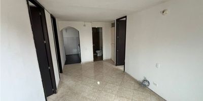 Vive con comodidad y conexión en el Conjunto Acacia de Ciudad Verde. Este apartamento de 49 m² ofrece una distribución funcional: tres habitaciones —dos con clóset—, un baño con división acrílica, zona de ropas y una sala-comedor luminosa que se integra a la cocina integral para hacer más fácil la vida diaria. El conjunto brinda parqueadero comunal, amplias zonas verdes y un entorno residencial seguro que invita a la tranquilidad. Su ubicación es estratégica, a pasos del Centro Comercial Prado Verde, cerca de colegios y con acceso rápido a las principales vías del sector. Un hogar práctico y bien ubicado para comenzar nuevas historias. Agenda tu visita y hazlo tuyo. COD. 823-5621