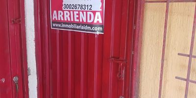 Apartamento segundo piso, con tres habitaciones, sala, cocina, patio de ropas tiene ventanas grandes.