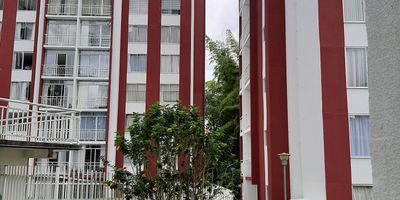 Se vende hermoso apartamento en Conjunto Torres del Bosque, sobre la vía al bosque. Parqueadero privado. En conjunto cerrado con vigilancia las 24 horas, zonas verdes, piscina, juegos para niños. 