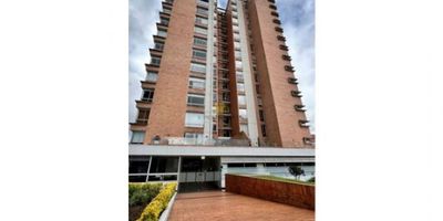 CÓDIGO: 966FR4782

✨ Residencia de Lujo y Comodidad en Exclusivo Club House

Descubra la perfección en este espectacular apartamento de 163 m², ubicado en un privilegiado quinto piso exterior que garantiza una inundación de luz natural durante todo el día.

Detalles de la Vivienda:


 
 Espacios Íntimos: Tres (3) amplias alcobas, cada una con su baño privado, ofreciendo la máxima privacidad y confort.
 
 
 Zona Social: Lujosa sala equipada con una elegante chimenea y acceso a un balcón espacioso, ideal para disfrutar de vistas y momentos de relax.
 
 
 Diseño Funcional: Comedor independiente y estudio privado, perfectos para trabajar o estudiar en casa.
 
 
 Cocina: Moderna cocina tipo americano que se integra al área social, junto con CBS (Cuarto y Baño de Servicio) y una práctica zona de lavandería.
 
 
 Complementos: Incluye dos (2) parqueaderos y un depósito para almacenamiento adicional.
 


Amenidades de Lujo (Club House):

El edificio está enclavado en una zona residencial de élite y ofrece un estilo de vida de "Club House" con:


 
 Relax y Deporte: Impresionante piscina, zonas húmedas y un completo gimnasio equipado.
 
 
 Social y Familiar: Amplio salón social y parque infantil para el disfrute de toda la familia.
 
 
 Seguridad y Confiabilidad: Planta de suplencia total que garantiza el servicio eléctrico en todas las áreas.
 


Ubicación Premium:

Disfrute de la tranquilidad de un sector residencial con excelentes vías de acceso, cercanía a zonas comerciales de primer nivel y fácil acceso a transporte público.
