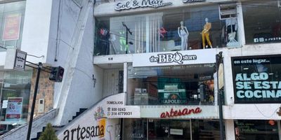 INF. FLOR JIMÉNEZ. Casa de 8 espacios entre oficinas y locales, 4 pisos, ubicados en Santa Barbara. Distribuida en cuatro niveles con muy buena iluminación, totalmente adecuados con accesos independientes. En el primer nivel un local de 180 + 30 en terraza, en el segundo nivel un local de 170 M2, tercer nivel 3 oficinas y un local y en cuarto nivel un local de 60 metros con balcón y una oficina independiente. Casa bifamiliar. Opción de compra por inversión al encontrarse rentando.