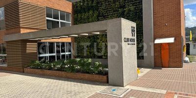 venta de hermoso Apartamento de tres alcobas, estudio, dos baños sala comedor con balcón cocina integral y un parqueadero