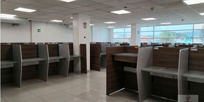 Edificio corporativo de cuatro niveles con 1.250 m² construidos, ubicado sobre la Av. Suba en una zona de alto flujo y excelente proyección comercial. Su diseño permite operar diferentes tipos de actividades administrativas y de servicios, garantizando funcionalidad, amplitud y una imagen profesional para cualquier empresa.

Cuenta con espacios versátiles y modulares, áreas abiertas para múltiples puestos de trabajo, más de 10 baños distribuidos por niveles, zonas de oficina, iluminación natural, estructura sólida y excelente distribución para operación continua. El inmueble dispone de 10 parqueaderos privados y acceso vehicular cómodo.

Este edificio es ideal para call center, sector salud, centros educativos, oficinas corporativas, BPO, empresas de tecnología o servicios que requieren amplias áreas de trabajo y excelente visibilidad.

características generales
Área construida: 1.250 m² // Área de lote: 300 m² // Niveles: 4 // Baños: más de 10 // Parqueaderos: 10 // Uso: corporativo – administrativo – salud – call center // Estrato: 4
