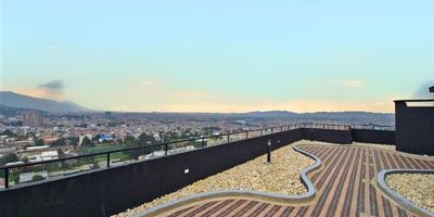 Este hermoso apartaestudio amoblado para alquiler, ubicado en Usaquen, ofrece una experiencia única de comodidad, seguridad y excelente ubicación. Con un área total de 33 m², este moderno y elegante inmueble cuenta con una alcoba, un baño completo y un balcón privado que brinda una impresionante vista de la ciudad y permite la entrada de luz natural. Además, cocina integral completamente equipada con electrodomésticos y accesorios necesarios. Los clósets empotrados ofrecen amplio espacio de almacenamiento. Su ubicación privilegiada también ofrece acceso a áreas sociales, parques cercanos, colegios, universidades, centros comerciales y transporte público, facilitando la movilidad y el entretenimiento. ¡Contáctanos para más detalles y para agendar tu visita! Cod 832-8038