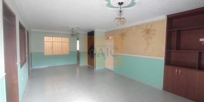 ¿Cansado de apartamentos donde el espacio es un lujo? Esta es la oportunidad de volver a vivir con amplitud, luz y funcionalidad. Le presentamos un apartamento que rompe el molde de las construcciones modernas, ofreciéndole el espacio de una casa con la conveniencia de la mejor ubicación de Floridablanca.

¨Ponemos a su disposición este exclusivo apartamento en el tranquilo barrio Bellavista Casas, en un edificio de solo tres unidades que garantiza privacidad y baja densidad.

Características Técnicas que Marcan la Diferencia:


 
 ? Área Excepcional: $118.50 \text{ m}^2$ construidos.
 
 
 ? Distribución Perfecta: 3 Habitaciones con clóset y 2 Baños completos.
 
 
 ? Espacio de Trabajo/Estudio: Un estudio independiente, ideal para teletrabajo o zona de juegos.
 
 
 ? Patio Privado: Disfrute de un Patio Amplio, perfecto para reuniones, mascotas o un jardín urbano.
 
 
 ☀️ Luz y Ventilación: Sala-Comedor y Balcón que garantizan ambientes frescos y luminosos.
 


Vivir Aquí es Sinónimo de Comodidad Total:

Ubicado en un sector residencial y tranquilo, este hogar le ofrece lo mejor de dos mundos. Olvídese del tráfico. A solo minutos del Centro Comercial El Cacique, tendrá a su alcance tiendas, entretenimiento y servicios. La facilidad de transporte público asegura que desplazarse por el Área Metropolitana de Bucaramanga sea siempre rápido y sencillo.

Imagine sus mañanas: un café en el balcón y la certeza de que sus hijos tienen un patio seguro para jugar.

 
