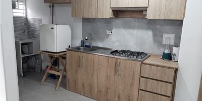  SE ARRIENDA APARTAMENTO EN CONJUNTO RESIDENCIAL SAN JUAN DE LA CUESTA 

 

Apartamento en arriendo para estrenar en Conjunto Residencial San Juan de la Cuesta, Detras de la estacion de servicio del molino de piedecuesta, estrato 3, área construida de 54 m, piso 1.

 

Descripcion: Consta de 2 alcobas con closets (una con baño privado),  baño auxiliar,  sala - comedor, cocina integral, zona de ropas, estudio y balcon . Apartamento iluminado y fresco. Inmueble con parqueadero comunal . 

 

 

Valor Arriendo: $1.050.000 pesos .

 

 

Se encuentra ubicado en un sector privilegiado de Piedecuesta, cercano a Centros Comerciales; el sector cuenta además con Colegios y Universidades de gran reconocimiento, iglesias, droguerias, farmacias.

 

Tenemos todo lo que necesitas!

Comunícate con nosotros:

☎ +57 (607) 6847511  ? 320-3430689
