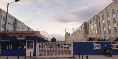 Excelente apartamento remodelado, ubicado en el noroccidente de Bogotá  Se encuentra ubicado sobre la calle 80 en Villas  de  Granada,  conjunto  Multifamiliar,  cuenta  con sala-comedor, cocina integral, dos  alcobas con closet, zona de  ropas  y  2 baños, con excelentes acabados en yeso,  con cornisa y techo decorativo, cuenta con parqueadero comunal con uso exclusivo del apto  el  conjunto  cuenta  con zona de juegos,  parqueaderos comunales  y de  visitantes, salón comunal y amplia zona verde perimetral, Estratégicamente ubicado a pocas cuadras de supermercados  de  cadena como  tiendas Aras, Éxito, Carulla y CC Portal 80 y Unicentro de Occidente, y hospital de Engativá , a unos minutos  del  portal de  Transmilenio  de  la  calle   80.  Además, posee excelentes vías de acceso  como  la calle   80  y  calle   72, es  un sector  de  excelente  valorización. lo que lo convierte en una opción ideal para vivir con comodidad y excelente conectividad.