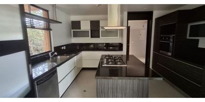 ? ¡Apartamento en Venta en Cajica,Cundinamarca! ?
Área: 312 M2 area construida de la casa, 683 m2 area total del lote
Ubicación: 1 piso,  vista exteriror, sinascensor 
Distribución:  4 habitaciones, 5 baños, sala-comedor, cocina integral y zona de lavandería
4 Parqueadero , 1 deposito
? Precio de Venta: $ 2.500.000.000 COP
??‍?Administración $ 1.595.000COP
? Ubicación Estratégica:Conjunto residencial el carreton
✔️ Vías principales via bogota - cajica, ?
✔️ Centros comerciales cerca ?️
✔️ Cerca de Almacenes de cadena ?
✔️ Próximo al Colegio y universidades ?
? Beneficios del conjunto:
✔ Zonas verdes y espacio para niños ??
✔ Salón comunal para eventos y reuniones ?
✔ Vigilancia privada 24/7 ?️
? ¡No pierdas esta oportunidad y agenda tu visita hoy mismo!
