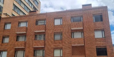 Descubre la elegancia y comodidad en este apartaestudio remodelado de 45 m2 ubicado en una zona residencial de la ciudad. Con sala comedor y chimenea,  2 habitaciones, 1 baño, moderna cocina abierta, 2 parqueaderos y depòsito. Disfruta de la calidez e iluminaciòn por ser exterior. Además, cuenta con servicios independientes, gimnasio, sauna y vigilancia privada las 24 horas. ¡Haz de este lugar tu nuevo hogar!