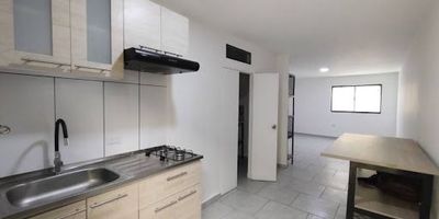 Apartaestudio tipo loft en arriendo en Medellín, sector Buenos Aires, con cocina integral, baño, zona de ropas, red de gas e internet fibra óptica. Cuenta con todos los servicios incluidos, agua caliente e internet Ubicado en una zona comercial con barberías, panaderías, supermercados, colegios, hospitales y cerca a la estación del tranvía de Buenos Aires. Contáctanos en Epicasa para más información.
