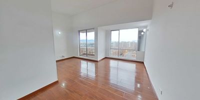 Descubra este funcional y acogedor apartamento de 63 m², disfrute de una excelente iluminación natural en la sala-comedor, la cual tiene acceso a un práctico balcón. El apartamento cuenta con 3 habitaciones, donde la principal se destaca con un espacioso walk-in clóset y baño privado. Además, dispone de un baño social completo, cocina integral y zona de ropas independiente.

La ubicación es inmejorable: con fácil acceso a la Calle 80 y cerca de importantes centros comerciales como Portal 80 y Diverplaza. Una de sus mayores ventajas es que incluye dos parqueaderos. ¡Todo el confort y la conveniencia que usted busca en un solo lugar! Cod: 5265