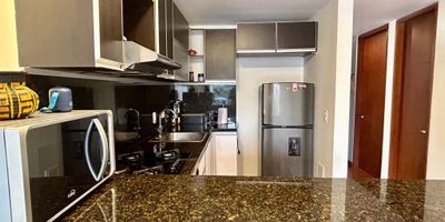 (19875) BONITO E ILUMINADO APARTAESTUDIO EN SAN PATRICIO. En calle muy tranquila con excelentes vías de acceso y cercanía a parques, supermercados, gimnasio, restaurantes y sector comercial y bancario, se encuentra este bonito Apartaestudio ubicado en cuarto piso interior, con entrada directa del sol de la tarde. Excelente distribución con espacios generosos. 1 habitación independiente con su baño, baño social, zona de lavandería totalmente independiente y ventilada, cocina abierta y zona social de muy buen tamaño. Complementan el apartamento dos parqueaderos cubiertos e independientes y un depósito. Edificio pequeño de 12 apartamentos. Vigilancia 24 horas, gimnasio, salón social y parqueaderos de visitantes. Vías de acceso como la Cra. 15, Cra. 19, calle 100, calle 104 y calle 106. Sector de gran valorización.