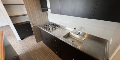 ? ¡Arriendo Apartamento en Campus Verde Rionegro! ?

? Lo que vas a disfrutar:


 
 ? 45 m² 
 
 
 ?️ 1 habitación.
 
 
 ? 2 Baños
 
 
 ?‍? Cocina Integral
 
 
 ? Zona de Ropas
 
 
 ? Red de gas
 
 
 Ascensor
 
 
 Piso 7
 


? Transporte y Ubicación Estratégica


 
 Vía Principal: El conjunto tiene acceso directo a la Avenida Juan de Dios Guarín, una de las principales arterias viales de Rionegro.
 
 
 Transporte Público: Tendrás fácil acceso a las rutas de bus que cubren el sector de Cuatro Esquinas y el centro de Rionegro. Varias rutas de las empresas de transporte local pasan por o cerca del sector, conectando con:

 
  
  El Centro de Rionegro (parque principal, comercio, clínicas).
  
  
  La Ceja y otros municipios cercanos.
  
 
 
 
 Movilidad hacia Medellín: La salida y el acceso a la Autopista Medellín-Bogotá o a la Vía Las Palmas es relativamente rápida desde esta zona, facilitando el desplazamiento hacia el Valle de Aburrá.
 


? Puntos de referencia:


 
 ? Clínica Somer y Hospital San Juan de Dios.
 
 
 ?️ Centro Comercial San Nicolás y Rionegro Plaza.
 
 
 ? Universidad Católica de Oriente (UCO).
 
 
 ? Supermercados y zonas de comidas en El Porvenir.
 


? Conectividad y Rutas de Transporte ?️

El sector de Campus Verde en Rionegro ofrece una excelente conexión y facilidad de movilidad, lo cual es un gran beneficio:


 
 Vía Principal: El conjunto tiene acceso directo a la Avenida Juan de Dios Guarín, una de las principales arterias viales de Rionegro.
 
 
 Transporte Público: Tendrás fácil acceso a las rutas de bus que cubren el sector de Cuatro Esquinas y el centro de Rionegro. Varias rutas de las empresas de transporte local pasan por o cerca del sector, conectando con:

 
  
  El Centro de Rionegro (parque principal, comercio, clínicas).
  
  
  La Ceja y otros municipios cercanos.
  
 
 
 
 Movilidad hacia Medellín: La salida y el acceso a la Autopista