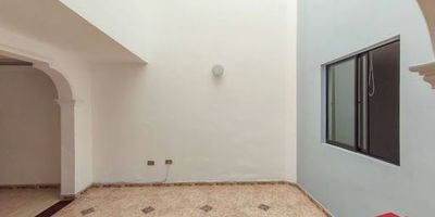 Encantadora casa en unidad cerrada con espacios generosos, excelentes acabados y una ubicación privilegiada en un sector plano muy cercano a la estación del metro, grandes supermercados como el Euro, iglesias y colegios. Esta casa cuenta con 6 habitaciones con closet, 6 baños, sala-comedor, cocina integral, zona de ropas y garaje. 