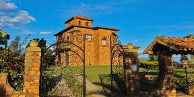 Villa Etruria Precio en dolares 650.000, ubicada en Mesa de Los Santos, Piedecuesta, Santander. Es una Villa con estilo toscano italiano, típica de la zona vinícola de Siena, Es una exquisita obra civil y arquitectónica con los más finos y refinados detalles totalmente traídos de Italia Cuenta con piso estilo rústico medieval de Cotto fiorentino, cerámica de cocina pintada a mano artísticamente. Los baños cuentan con cerámicas de gran estilo y lavamanos empotrados en cristal y resinas. Posee además una chimenea en mármol de Carrara.Su construcción es sismo resistente de acuerdo a la norma Nsr 98. Casa principal de dos pisos 4 habitaciones, 4 baños, amplia cocina tradicional, sala y comedor independientes. Amplios jardines y zonas verdes horno rustico, BBQ, Casa para huespedes o servidumbre de dos habitaciones, sala comedor y baño. Lote de 3.400 mts.Ubicada en exclusivo condominio colindante con el club Casa de campo. Clima inigualable a 45 minutos de Bucaramanga.