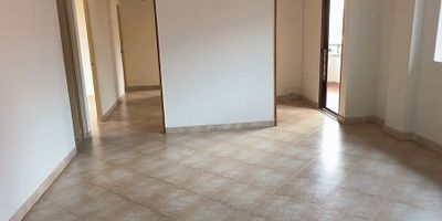 Área: 99 m²
Sector: Cerca a La Frontera – Zona plana
Habitaciones: 3 + habitación de servicio

Este apartamento cuenta con tres habitaciones, la principal con baño privado, y dos habitaciones auxiliares con clóset. Dispone de habitación de servicio con baño, para un total de tres baños.

El área social incluye sala–comedor, balcón con buena iluminación y excelente ventilación.
Tiene dos parqueaderos y dos cuartos útiles. Está ubicado en un piso 9 dentro de unidad cerrada con parqueaderos de visitantes.

Ubicación privilegiada: a pocos minutos de La Frontera, Avenida del Poblado, Avenida Las Vegas, Colegio La Salle de Envigado, Mall La Frontera y muy cerca del Parque de Envigado. Sector completamente plano y de alta valorización.