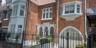 APARTAESTUDIO CON WIFI Y EL VALOR DE LOS SERVICIOS PUBLICOS Y LA ADMINISTRACIÓN,  INCLUIDOS EN EL CANON DE ARRENDAMIENTO, VISTA EXTERIOR, PRIMER PISO, BAÑO Y COCINA SEMI INTEGRAL CON ESTUFA ELECTRICA, PISOS EN MADERA, LAVADORA Y SECADORA COMUNAL, NO TIENE PARQUEADERO.