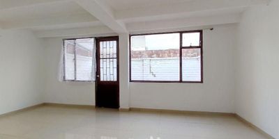 [ARR] ID HOUM: 163329

Entérate de todos los beneficios al arrendar con nosotros:
    • Asistencia e intermediación con el propietario
    • Firma tu contrato online
    • Arrienda sin burocracia, sin papeleos ni notarías

Casa en arriendo, ubicada en el barrio San Francisco, con una superficie construida de 126.00 m² y superficie total de 126.00  m². 

Sus principales características son:

    • No amoblado
    • 3 dormitorios
    • 2 baños
    • No Admite mascotas
    • 1 parqueadero
    • Año de construcción: 1991
            
Si arriendas con nosotros, te brindamos asesoría personalizada durante todo el proceso.
        

Requisitos para arrendar con nosotros:

    • Arrienda sin codeudor*, fácil, rápido y seguro
    • Demuestra un ingreso mensual neto de al menos 2.5 veces el valor del arriendo (los ingresos mensuales se pueden complementar por las personas que vivirán en este inmueble)
    • Completa tu información básica y mándanos tus extractos bancarios o documentos que demuestren tus ingresos
    • No debes tener reportes negativos en centrales de crédito
        

IMPORTANTE:

    • Te invitamos a agendar una visita a esta propiedad
    • Si tienes alguna duda por favor puedes solicitar más información desde los portales como también contactarte directamente con nosotros
    
Más que una inmobiliaria, somos Houm.
*Aplican T&C