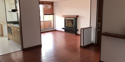 Se vende hermoso apartamento, única dueña, con piso nuevo, 3 habitaciones con persianas y blackouts, 3 baños, cocina integral, sala-comedor, estudio, 2 balcones, 1 parqueadero, 1 depósito, doble ascensor en la torre, zona de juegos, gimnasio, salón comunal, bicicletero. Cerca a colegios, Éxito Colina, Centro Comerciales, Vía principal. Barrio Mazurén.