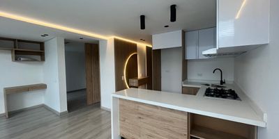 "Descubra la perfecta combinación de comodidad, estilo y ubicación estratégica en este moderno aparta estudio de 37m². Situado en un sector de alto desarrollo y constante valorización, disfrutará de una conectividad inigualable, a pocos pasos de la Avenida Boyacá, el Centro Comercial Parque La Colina y Éxito. Este espacio, inteligentemente diseñado para la vida contemporánea, presenta una sala comedor integrada con una cocina tipo americano, creando un ambiente fluido y funcional. Cuenta con una acogedora habitación equipada con clóset, un práctico estudio ideal para el trabajo remoto o un rincón de lectura, y un baño completo. Despierte cada día con una bonita vista exterior y la calidez del sol de tarde, que inunda el espacio. La propiedad se encuentra dentro de un exclusivo conjunto cerrado que ofrece una amplia gama de amenidades pensadas para su bienestar y productividad: un moderno coworking, terrazas con zonas BBQ perfectas para el entretenimiento, y salones comunes VIP. 