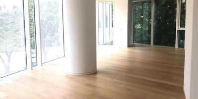 Espectacular apartamento en vitrum , dos habitaciones cada una con su baño, sala comedor integrados baño social ascensor privado, cocina semiabierta, dos garajes independientes deposito, altura interna de 2.80, lluces led, pisos en madera, ventaneria de piso a techo. edificio con acabados triple a club house teatrino, parque infantil, para estrenar apartamento arrendado actualmente se coordina visita con inquilino