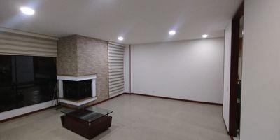 Arriendo apartamento en Modelia
Hermoso y amplio apartamento de 100 metros cuadrados, ubicado en una de las mejores zonas entre Modelia y La Felicidad, con una localizacion estrategica que te permite estar a pocas cuadras de Los Tres Elefantes y con acceso inmediato a las principales vias como Avenida La Esperanza, Avenida Boyaca y Avenida 26, lo que garantiza excelente movilidad y cercania a comercios, servicios y zonas empresariales.
Disfruta de la comodidad y tranquilidad de vivir en un conjunto cerrado, ideal para quienes buscan seguridad y calidad de vida. El apartamento cuenta con un parqueadero amplio y cubierto, espacios generosos, buena iluminacion y una distribucion que ofrece confort en cada ambiente.
El conjunto ofrece zonas verdes, salon social, cancha de squash y areas comunes pensadas para el disfrute familiar.
Una excelente oportunidad para quienes buscan espacio, ubicacion privilegiada y un entorno tranquilo.
Agenda tu cita ya y conocelo.