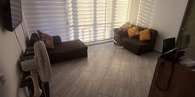 Apartamento en Venta y Arriendo – Ricaurte, Cundinamarca

Clima cálido – Zona turística – Excelente inversión

Este hermoso apartamento está ubicado en uno de los municipios más turísticos y valorizados de Cundinamarca: Ricaurte, reconocido por su clima cálido, ambiente tranquilo y amplia oferta de zonas recreativas.

 Características del Apartamento (53 m² construidos)

2 habitaciones amplias y luminosas.

Habitación principal con walking closet.

2 baños modernos con excelentes acabados.

Sala – comedor con muy buena iluminación natural.

Cocina integral equipada y funcional.

Apartamento entregado cerrado con todo.

️ Zonas Comunes del Conjunto

Piscina para adultos.

Piscina para niños.

Zona BBQ.

Salón de juegos.

Conjunto turístico ideal para descanso o inversión en renta.