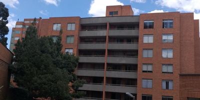 Espectacular apartamento en conjunto cerrado con linda vista y muy iluminado. Puerta de Seguridad. Sala con amplio balcón, comedor independiente, baño social, cocina integral cerrada a gas, lava-vajillas, amplia zona de lavandería independiente, cuarto y baño de servicio. Hall de habitaciones. 3 Habitaciones principal con baño y walking closet, baño. Estudio o sala de  TV. Excelentes acabados y cómodos espacios. Parque infantil, zona de BBQ, salón comunal, zonas verdes. 2 parqueaderos en linea, un depósito, zona verde- jardines. Cerca a parques, centros comerciales y  vías de acceso por la av. suba y la Boyacá. Portería y Vigilancia 24 horas.