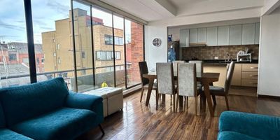 (19874) EXCELENTE APARTAMENTO EXTERIOR EN QUINTA PAREDES. En muy buen edificio en el recursivo y céntrico sector de Quinta Paredes, se ubica este apartamento en séptimo piso exterior, último piso. Remodelado, cocina abierta, amplia zona social con salida a balcón y espacio para estudio. Cuenta con 3 habitaciones, la principal con su baño privado y otro baño para las dos alcobas auxiliares, además de baño social. Complementan el apartamento dos parqueaderos en línea y un depósito. El edificio cuenta con salón social, parqueaderos de visitantes y vigilancia 24 horas. Excelentes vías de acceso como la Av. La Esperanza, calle 26, Cra. 50. Facilidad de transporte público. Parque a media cuadra. Cerca a centros comerciales, universidad nacional, embajada Americana, CAN,  aeropuerto, terminal de transporte, parque Simón Bolívar, biblioteca Virgilio barco, Corferias.