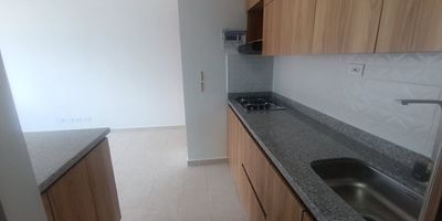 Herencia inmobiliaria s.a.s Ofrece Apartamento 56 mts.en Arriendo 
está ubicado en el sector Machado, una zona privilegiada en el norte del Valle de Aburrá.Se encuentra a pocos minutos del Centro Comercial Puerta del Norte y de la estación Niquía del Metro.

2 habitaciones la principal cuenta con baño privado y clóset  Cocina integral abierta  Baño social  Sala + estudio  BalcónExcelente acabados 
Porteria 24 /7 Gimnasio Juegos infantiles Zona BBQ 
Excelente rutas de transporte público y rutas integradas a las estaciones del metro Niquia y Madera