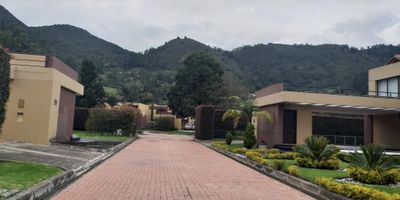 Espectacular casa en conjunto cerrado dos pisos. Sala- comedor con chimenea a gas, sala auxiliar, moderna cocina abierta integral a gas,  baño social, cuarto y baño de servicio, zona de lavandería independiente, cuatro habitaciones cada una con baño y amplios closets, principal con terraza, estudio, family room, zona para BBQ con pérgola, un depósito, seis parqueaderos. espejo de agua a la entrada de la casa. áreas con doble altura. Club house. Vigilancia y portería 24 hrs.