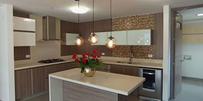 Apartamento en venta en Envigado. Cuenta con 3 habitaciones este acogedor y moderno apartamento está ubicado en la exclusiva y tranquila loma del Esmeraldal, un sector reconocido por su entorno residencial, su excelente conectividad y su cercanía a zonas comerciales, colegios y parques. Con un diseño contemporáneo y espacios pensados para el confort, esta propiedad ofrece todo lo necesario para una vida tranquila y funcional. Cuenta con 3 habitaciones bien distribuidas, iluminadas y ventiladas naturalmente las 3 habitaciones cuentan con baño y Vestier. La zona social integra sala, comedor y un balcón con vista abierta hacia las montañas y la ciudad, perfecto para disfrutar de momentos de descanso. La cocina es tipo americana, amplia y dotada de muebles contemporáneos, área de ropas independiente y excelente distribución. 