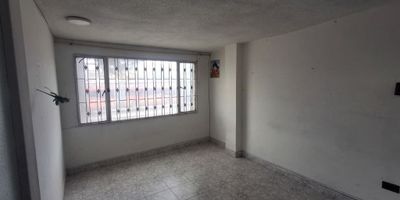 Apartamento en arriendo, exterior, área de 35 M2 con excelente ubicación en el barrio Venecia, 2 piso, consta de 2 habitaciones, 1 baño, sala comedor en un solo ambiente, cocina, zona de lavandería, pisos en cerámica. El apartamento se encuentra cerca a transporte público, principales vías, ubicado cerca de Centros Comerciales, restaurantes, zona residencial, zona comercial y parques públicos.