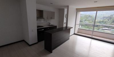 Vive con Estilo y Seguridad: Apartamento Familiar

No solo alquiles un apartamento, invierte en tu bienestar. Este hermoso y amplio espacio de 90m² te ofrece lo mejor de una unidad cerrada con todas las comodidades.

Imagina llegar a casa, dejar tu carro en el parqueadero cubierto y disfrutar de una tarde en la piscina, turco, sauna, o ejercitarte en el gimnasio sin salir de casa. Tu familia amará los juegos infantiles y tu mascota, la zona dedicada.

El apartamento cuenta con 3 habitaciones (la principal con un generoso vestier), un espacio de estudio versátil, 2 Closet y un balcón para tus momentos de relax.

Distribución: 3 Alcobas, 2 Baños, Sala Comedor, Cocina Integral, Estudio, Balcón, parqueadero privado y Cuarto Útil.

Seguridad: Portería 24 Horas y Unidad Cerrada. Ubicación: Sector tranquilo y con fácil acceso a transporte.

¡Aprovecha esta oportunidad de precio negociable! Llama ahora para conocerlo.
