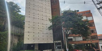 Este exclusivo apartamento Duplex de diseño moderno está situado en el codiciado barrio de Rosales. Ubicado en un sexto piso, ofrece una experiencia de vida distintiva con vistas panorámicas de la ciudad, realzadas por ventanales de piso a techo que garantizan una iluminación natural óptima y un ambiente sofisticado. El interior se distribuye de la siguiente forma, en el primer nivel en dos habitaciones con amplios closets, dos baños completos, uno de ellos en la habitación principal, y en el segundo nivel la zona social, cocina y  una terraza privada, ideal para el esparcimiento. Adicionalmente, cuenta con las ventajas de un edificio inteligente de última generación, que asegura un control de acceso eficiente mediante un sistema de ingreso totalmente autónomo y seguro utilizando chips de seguridad personales, uniendo la distinción de una ubicación premium con la funcionalidad de la tecnología moderna.