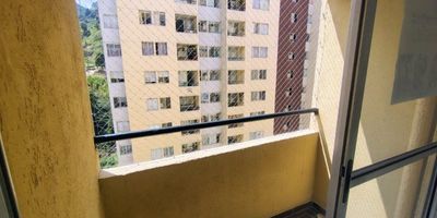 Se arrienda Apartamento cerca a Comfama de la Estrella, excelentes acabados, consta de 50mt, 3 alcobas, 2 baños, 2 closet, sala comedor, balcón, cocina integral, red de gas, calentador, la unidad cuenta con ascensor, juegos infantiles,  portería 24horas,  zonas verdes, cerca a centros comerciales, farmacias, fácil rutas de transporte público.