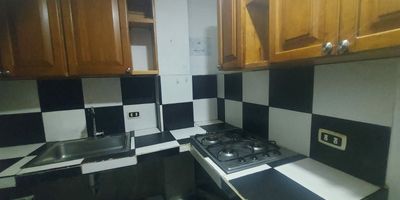 Apartamento de 46 M2, 2 alcobas, closet,salón comedor, cocina semi integral, balcón,piso en cerámica 
CERCANÍAS,cerca a bombona ,