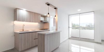 Apartamento en Arriendo – La Estrella, Urbanización Felicity (Piso 9)
Acogedor apartamento de 50 m² ubicado en una unidad moderna y tranquila en La Estrella. Su distribución ofrece una sala comedor con piso en porcelanato, cocina integral con red de gas, zona de ropas independiente y calentador. Además, cuenta con un práctico hall o espacio para estudio, dos alcobas con clósets, dos baños cabinados y un balcón con buena ventilación.La unidad dispone de portería 24 horas, piscina y zona de juegos infantiles, lo que brinda un ambiente seguro y agradable para vivir. Con estrato 3 y excelentes accesos, es una opción ideal para quienes buscan comodidad, funcionalidad y un entorno residencial agradable.
COD 8636