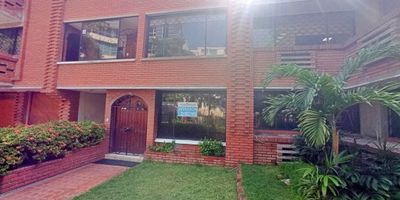 Se arrienda amplio apartamento de 212M2, es una excelente oportunidad para aquellos que buscan un hogar moderno y cómodo. Cuenta con 3 habitaciones y 3 baños, lo que lo hace ideal para familias grandes o para aquellos que buscan un espacio amplio para vivir. Además, cuenta con un parqueadero para su comodidad. No pierdas la oportunidad de vivir en este hermoso apartamento. Contáctanos hoy para obtener más información y para programar una visita.