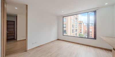 Apartaestudio para estrenar. Se arrienda completamente AMOBLADO (Lo están amoblando actualmente), con área de 37 m2, acceso por ascensor ubicado en el piso 4o, con vista lateral muy buena iluminación consta de espacio de cocina contigua a la sala, espacio de lavandería, la alcoba cerrada con acceso al baño privado con amplio espacio y ventilación natural.
El apartamento se complementa con un parqueadero privado. NO TIENE DEPÓSITO
El edificio ofrece espacios comunes agradables y útiles como zonas de co-working, salas de reuniones de trabajo, terraza BBQ, gimnasio, zona especial para mascotas y parquedero de visitantes, vigilancia 24 horas
Su ubicación le permite fácil acceso con vías como la calle 94, avenida 9, autopista norte. Cerca de zonas comerciales y de trabajo. (El valor de la administración esta por determinarse).