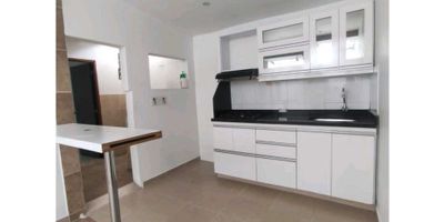 Arriendo Apartamento en laureles ( parque de la matea)  área 105 metros cuadrados.ubicación es única , 3 cuadras del viva Laureles, a 3 cuadras de avenida Jardín, zona rosa y segundo parque de Laureles, a 2 cuadras de avenida 80Muy iluminado, mucha ventilación, patio abierto, zona de ropas abierta.3 alcobas con clósets, 2 baños, sala y comedor, biblioteca, cocina integral con barra, calentador, segundo piso, interno, sin parqueadero,sin admistracion.