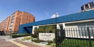 Hermoso apartamento en 5to piso  sin ascensor, cuenta con 2 habitaciones con  closet ,1 baño, cocina integral a gas,  sala comedor, zona de ropas, pisos en cerámica, sin garaje, es comunal,  buena iluminación, el valor del canon incluye la administración,  excelentes vías de acceso, Av Boyaca, Av esperanza , Modelia y los tres elefantes, agenda tu cita para conocerlo.