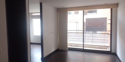 Se arrienda hermoso apartaestudio ubicado en el Edificio Scala 123, el edificio consta de, parqueaderos visitantes, vigilancia y circuito cerrado de TV, lobby. 

El apartaestudio se encuentra ubicado al interior del edificio, excelente iluminacion, consta de una alcoba con closet, un baño, sala - comedor con balcón exterior, cocina integral, zona de lavandería y parqueadero propio cubierto. Valor de arrendamiento $2.000.000, incluida la cuota de administración. La dirección del apartaestudio queda en la CL 123 # 45 A - 29 AP 201.