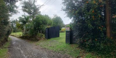 Se arrienda finca de 1 solo nivel en la vereda El Capiro, 4 habitaciones, 4 closets, 3 banos, 1 cuarto de servicio con bano, cocina integral, sala, comedor, chimenea, corredor, zona de ropas interna, espacio para 2 parqueaderos cubiertos y 3 descubiertos, acueducto veredal y tanque de agua con motobomba, arboles frutales de guayaba comun, freijoa, mandarina y banano, palmeras, arboles de sombra, incluye  terreno de 1.500 m2 o se puede arrendar con el total del terreno que es de 11.000 m2 para pastos o siembra adicionando $1.000.000.