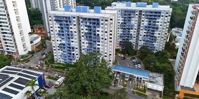 SE ARRIENDA APARTAMENTO – ANILLO VIAL, FLORIDABLANCA
Área: 94 m²
Conjunto cerrado – Estrato 5

Hermoso apartamento con excelente iluminación y distribución: Sala-comedor con balcón y vista exterior, Cocina integral full equipada, 
Zona de ropas independiente, 3 habitaciones con closets (principal con baño privado), Baño auxiliar completo, Parqueadero cubierto. 

Zonas sociales completas: Piscinas para adultos y niños, parque infantil, gimnasio, sauna, turco, salón social, salón de juegos infantiles, terraza BBQ, cancha de tenis, cancha múltiple, parqueadero para visitantes y vigilancia privada 24/7.

Con Inmobrix, arrienda fácil, rápido y seguro. Agenda tu visita y descubre tu próximo hogar. Cod: 52