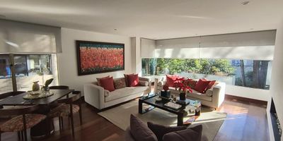 Gran apartamento ubicado en el exclusivo barrio La Cabrera. Piso cuarto, un apartamento por piso con ascensor privado y ascensor de servicio. Gran sala comedor con chimenea a gas, amplio balcón y cocina cerrada con isla y electrodomésticos de última generación. Cuenta con tres habitaciones, todas con walking closet, dos estudios; uno de ellos con bar y cava para vinos, cuarto - baño de servicio y zona de lavandería con ingreso independiente. Puerta de seguridad, tres parqueaderos independientes y deposito. El cuarto principal cuenta con chimenea a gas. Amplio hall de alcobas.